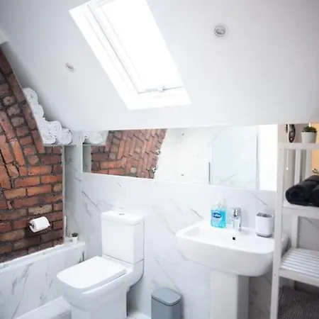 8 Bed, Comfortably Sleeps 10, 3 Bath House, 5 Mins Manchester Centre Exterior photo