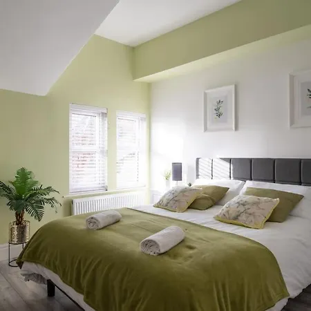 8 Bed, Comfortably Sleeps 10, 3 Bath House, 5 Mins Manchester Centre Exterior photo