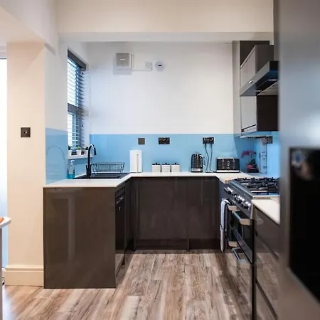 8 Bed, Comfortably Sleeps 10, 3 Bath House, 5 Mins Manchester Centre Exterior photo