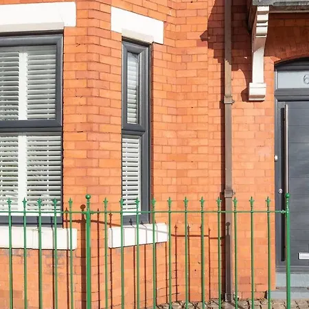8 Bed, Comfortably Sleeps 10, 3 Bath House, 5 Mins Manchester Centre Exterior photo