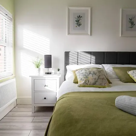8 Bed, Comfortably Sleeps 10, 3 Bath House, 5 Mins Manchester Centre Exterior photo