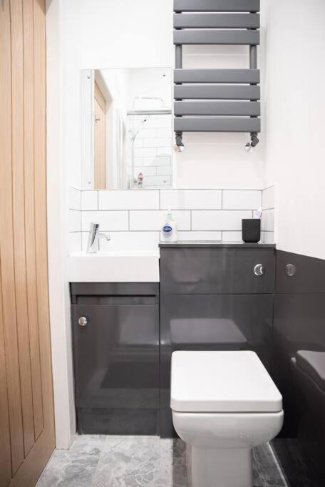 8 Bed, Comfortably Sleeps 10, 3 Bath House, 5 Mins Centre Hébergement de vacances