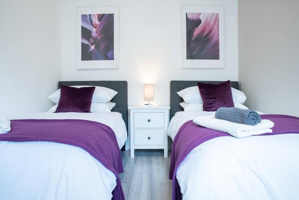 8 Bed, Comfortably Sleeps 10, 3 Bath House, 5 Mins Centre Casa vacanze