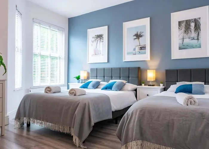 8 Bed, Comfortably Sleeps 10, 3 Bath House, 5 Mins Manchester Centre