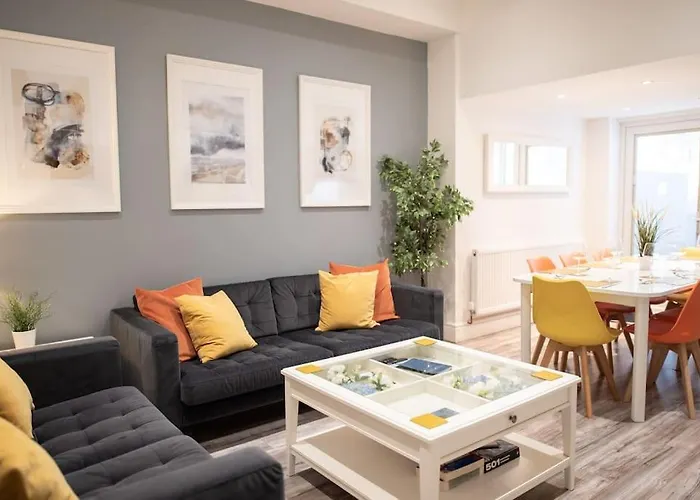 8 Bed, Comfortably Sleeps 10, 3 Bath House, 5 Mins Manchester Centre