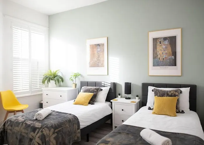 8 Bed, Comfortably Sleeps 10, 3 Bath House, 5 Mins Manchester Centre