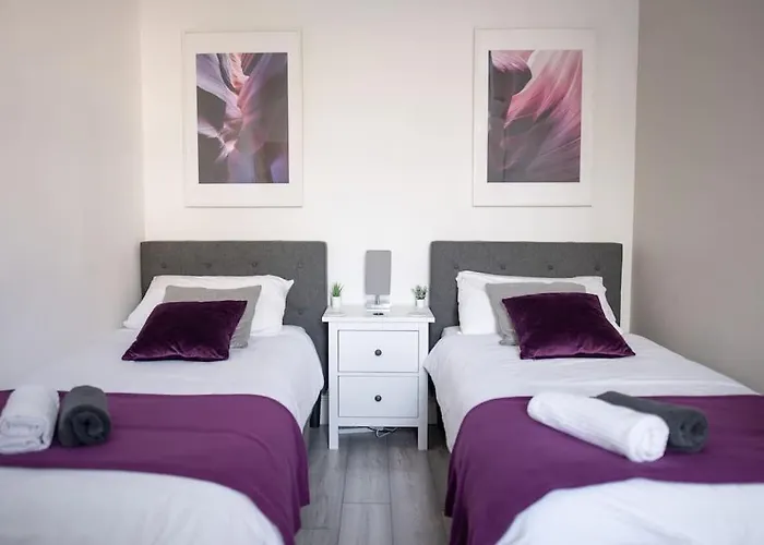 8 Bed, Comfortably Sleeps 10, 3 Bath House, 5 Mins Manchester Centre