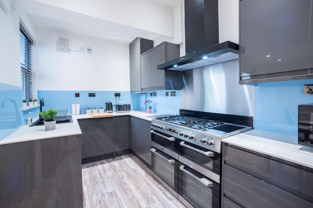 Holiday home 8 Bed, Comfortably Sleeps 10, 3 Bath House, 5 Mins Centre