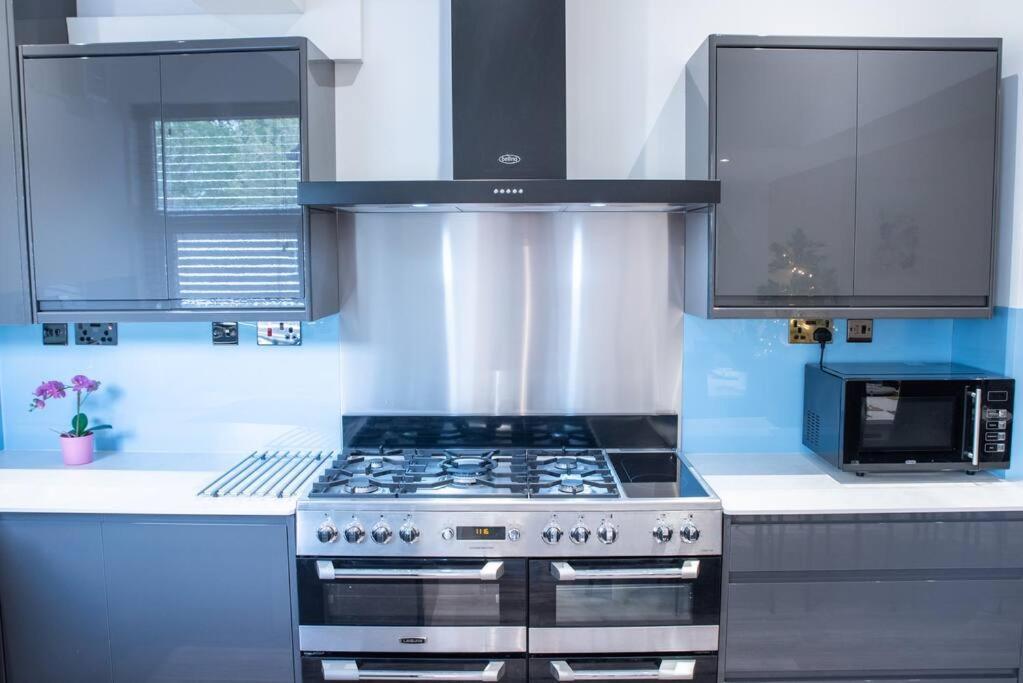 8 Bed, Comfortably Sleeps 10, 3 Bath House, 5 Mins Centre Holiday home Manchester