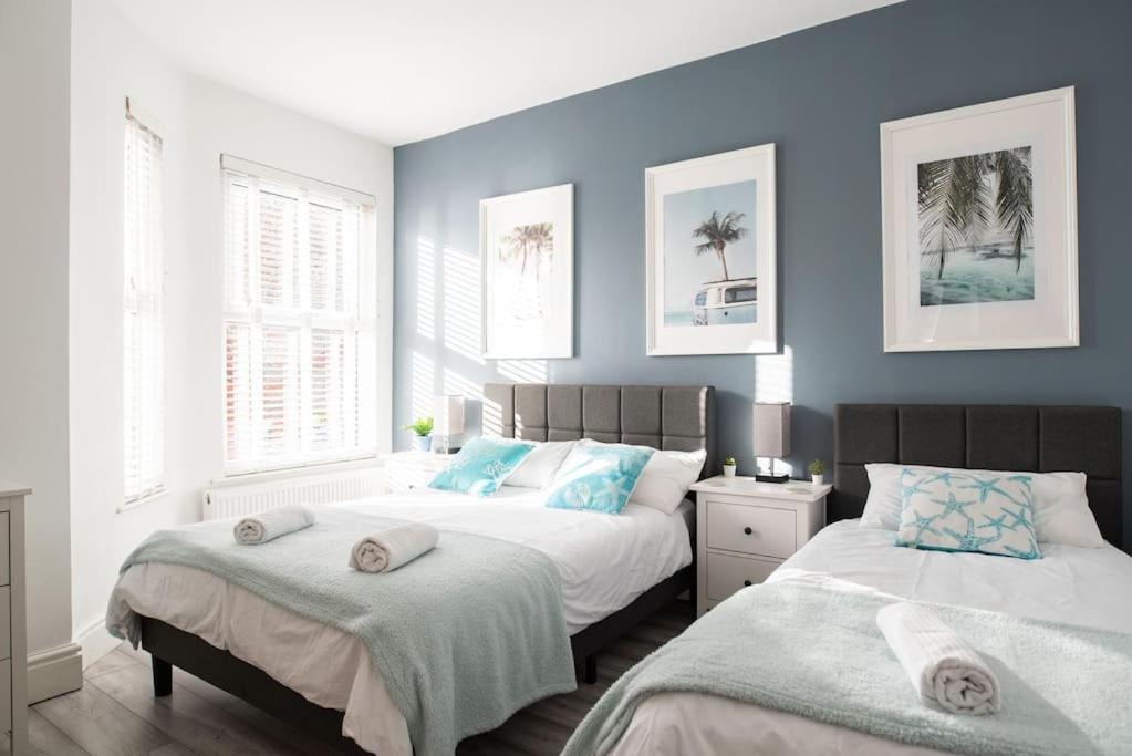8 Bed, Comfortably Sleeps 10, 3 Bath House, 5 Mins Centre * Manchester