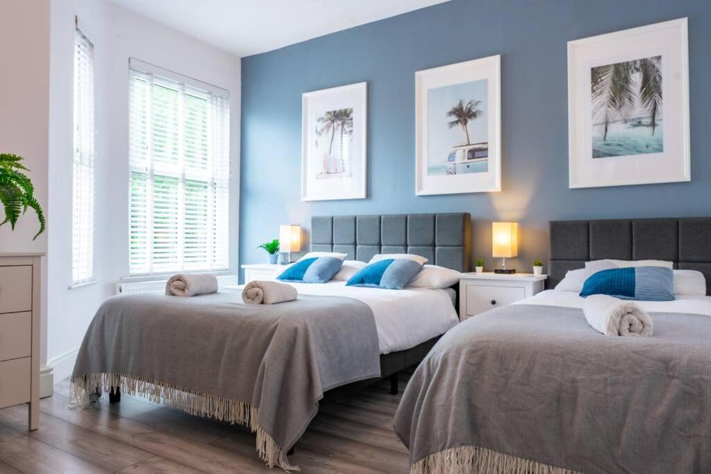 8 Bed, Comfortably Sleeps 10, 3 Bath House, 5 Mins Centre