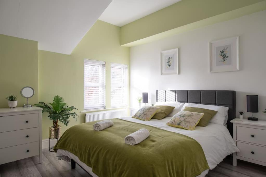 8 Bed, Comfortably Sleeps 10, 3 Bath House, 5 Mins Centre