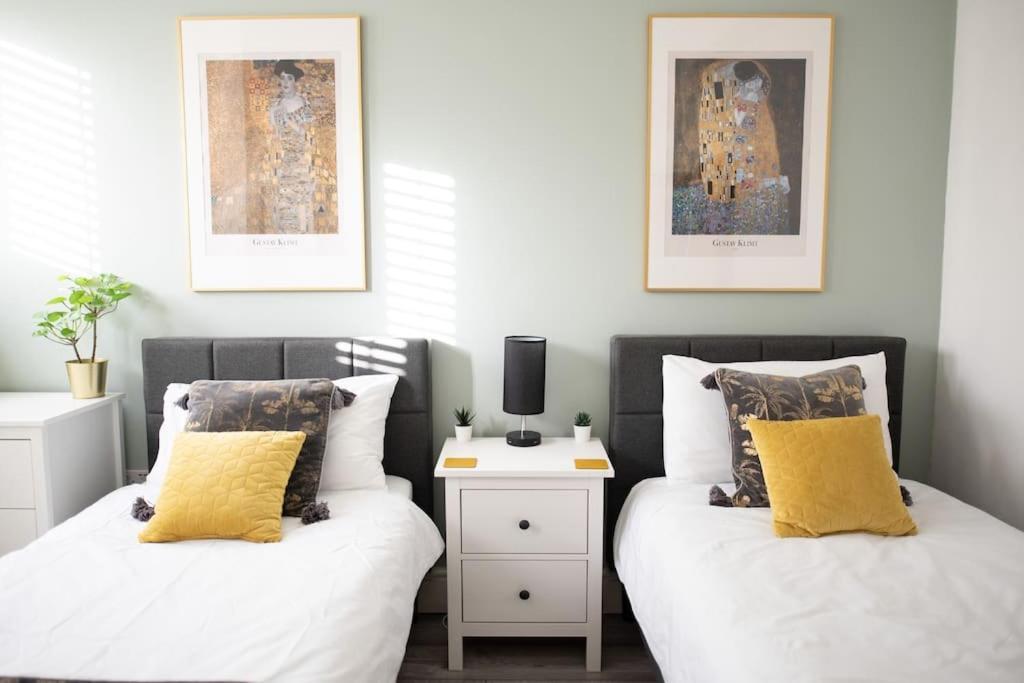 Holiday home 8 Bed, Comfortably Sleeps 10, 3 Bath House, 5 Mins Centre Manchester