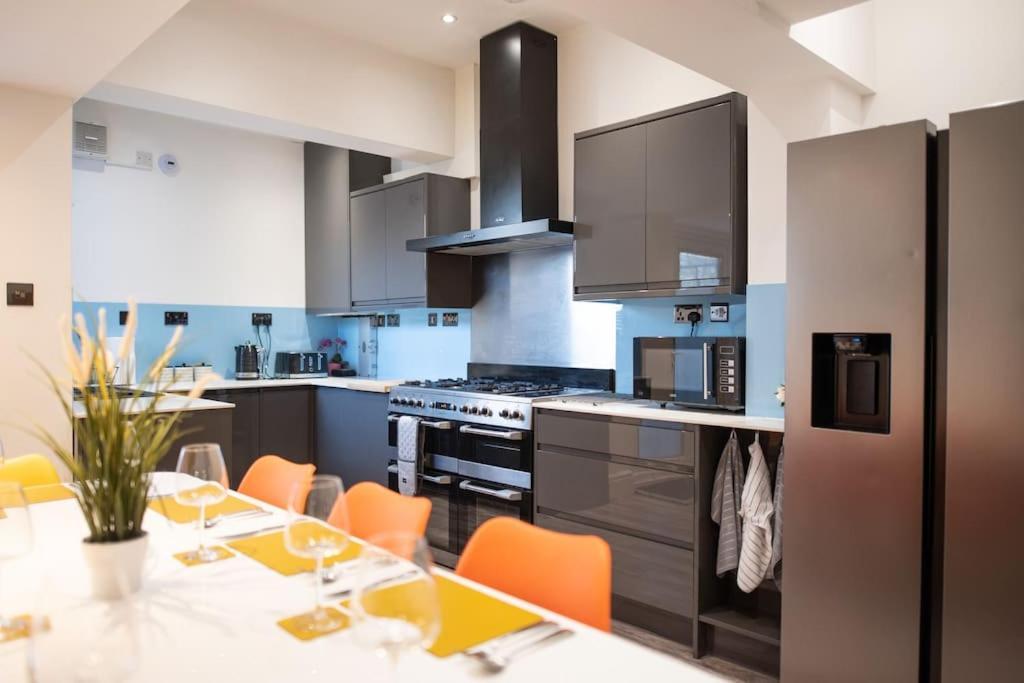 8 Bed, Comfortably Sleeps 10, 3 Bath House, 5 Mins Centre Manchester