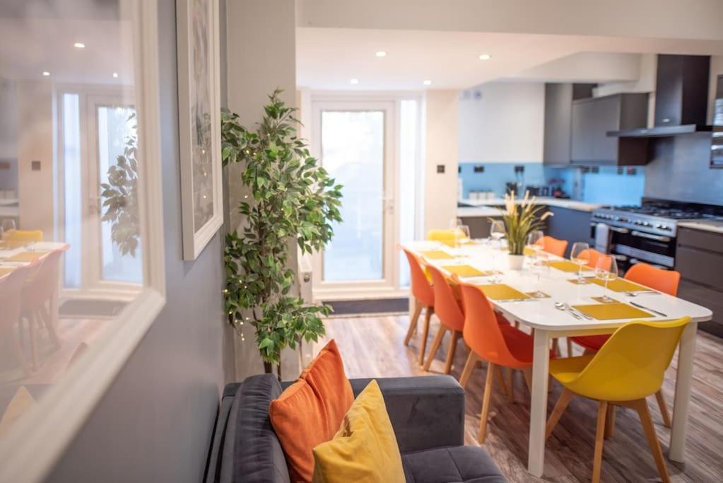 8 Bed, Comfortably Sleeps 10, 3 Bath House, 5 Mins Centre Holiday home Manchester