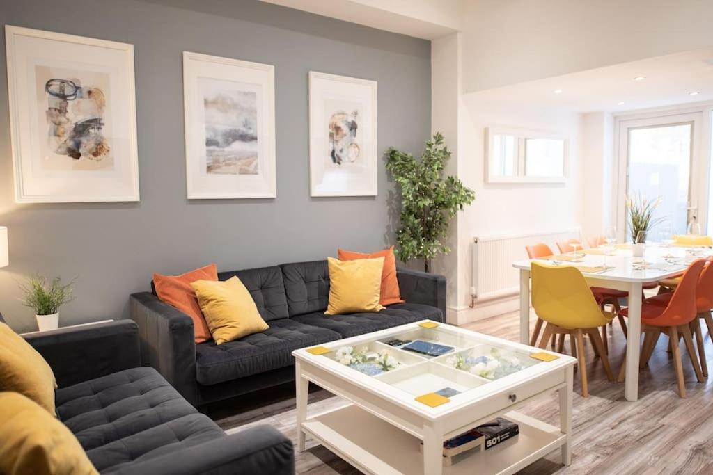 8 Bed, Comfortably Sleeps 10, 3 Bath House, 5 Mins Centre Holiday home *