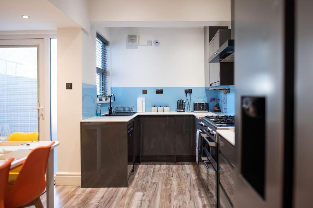 8 Bed, Comfortably Sleeps 10, 3 Bath House, 5 Mins Centre Manchester