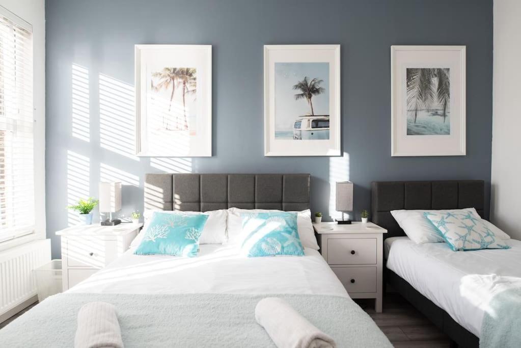 8 Bed, Comfortably Sleeps 10, 3 Bath House, 5 Mins Centre * Manchester