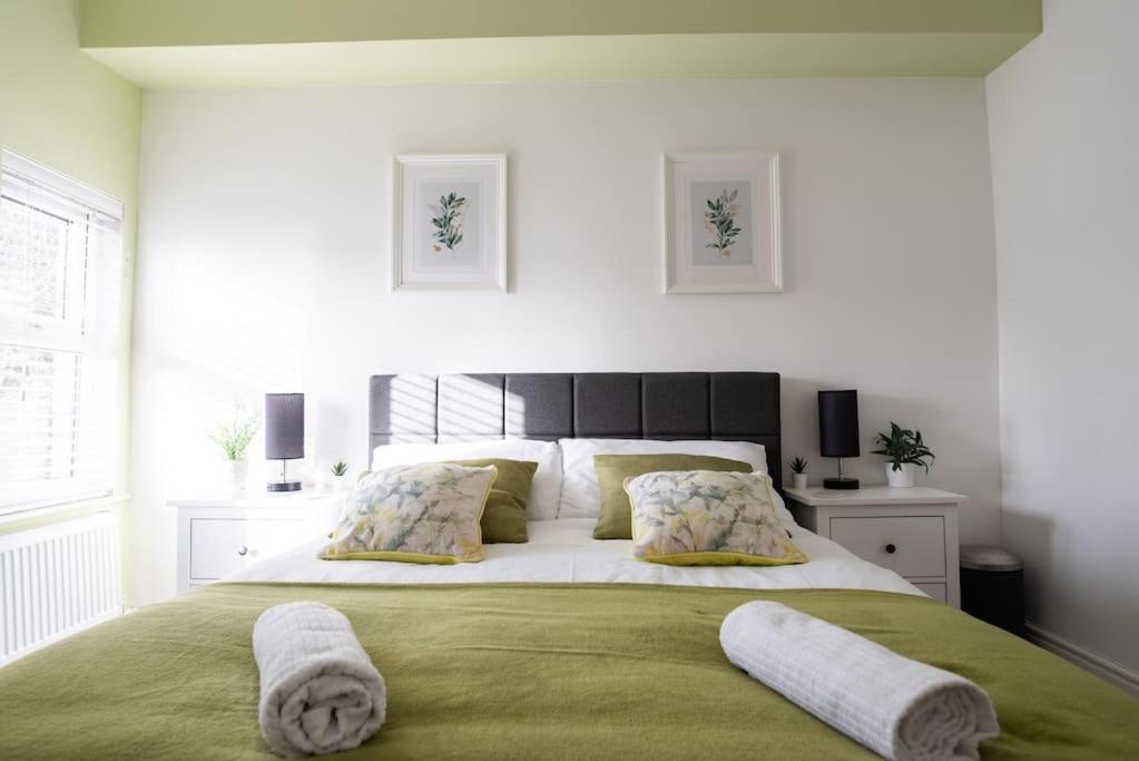 8 Bed, Comfortably Sleeps 10, 3 Bath House, 5 Mins Centre Holiday home *