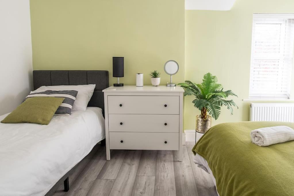 Holiday home 8 Bed, Comfortably Sleeps 10, 3 Bath House, 5 Mins Centre Manchester