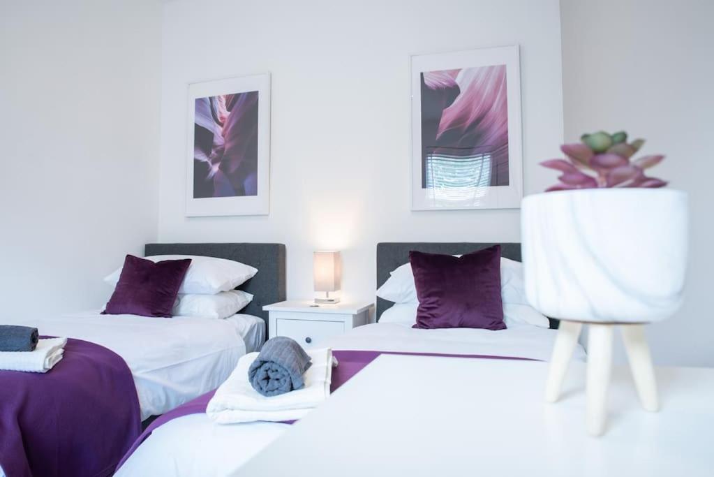 8 Bed, Comfortably Sleeps 10, 3 Bath House, 5 Mins Centre * Manchester