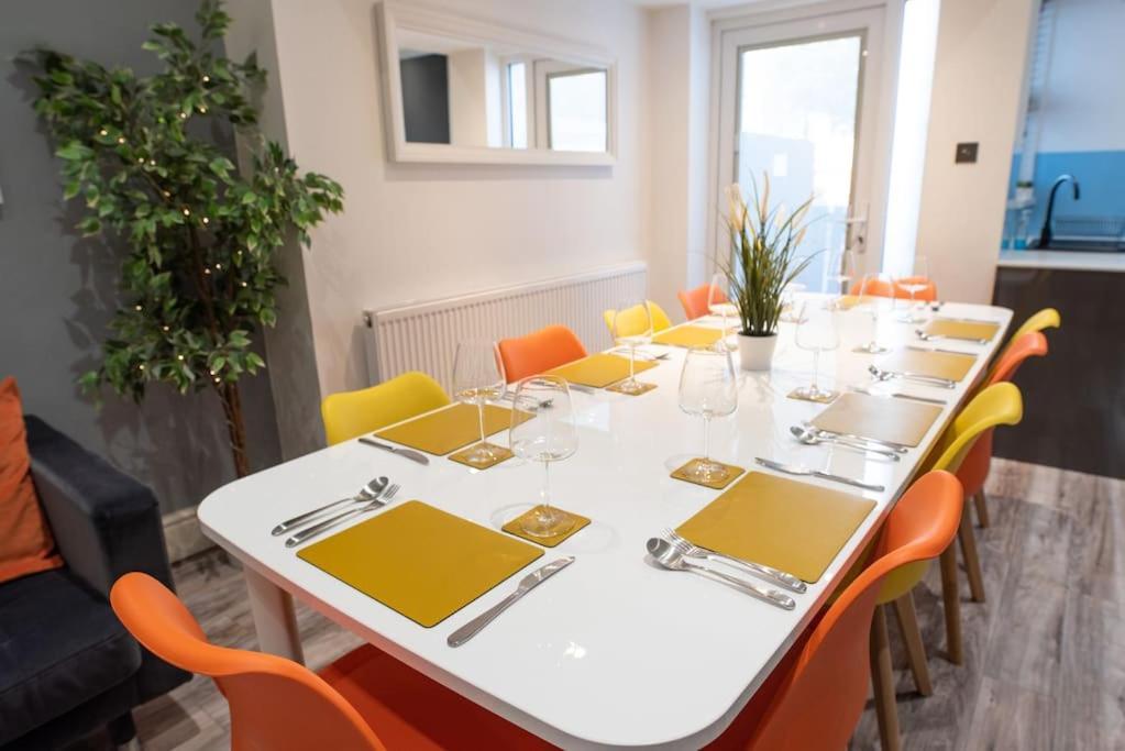 8 Bed, Comfortably Sleeps 10, 3 Bath House, 5 Mins Centre Holiday home *