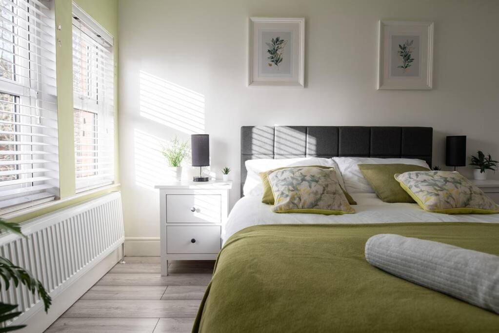 Holiday home 8 Bed, Comfortably Sleeps 10, 3 Bath House, 5 Mins Centre