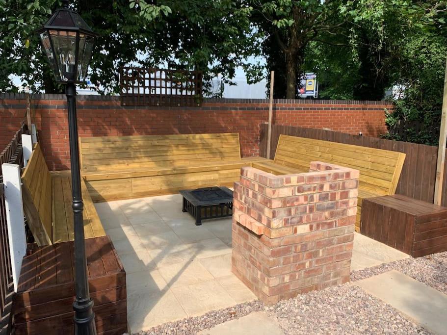 8 Bed, Comfortably Sleeps 10, 3 Bath House, 5 Mins Centre Holiday home Manchester
