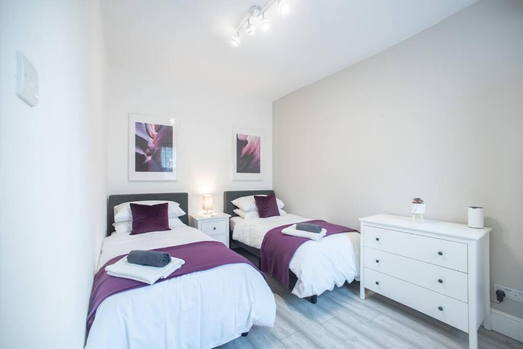 8 Bed, Comfortably Sleeps 10, 3 Bath House, 5 Mins Centre Holiday home *
