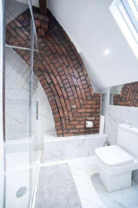 8 Bed, Comfortably Sleeps 10, 3 Bath House, 5 Mins Centre Manchester