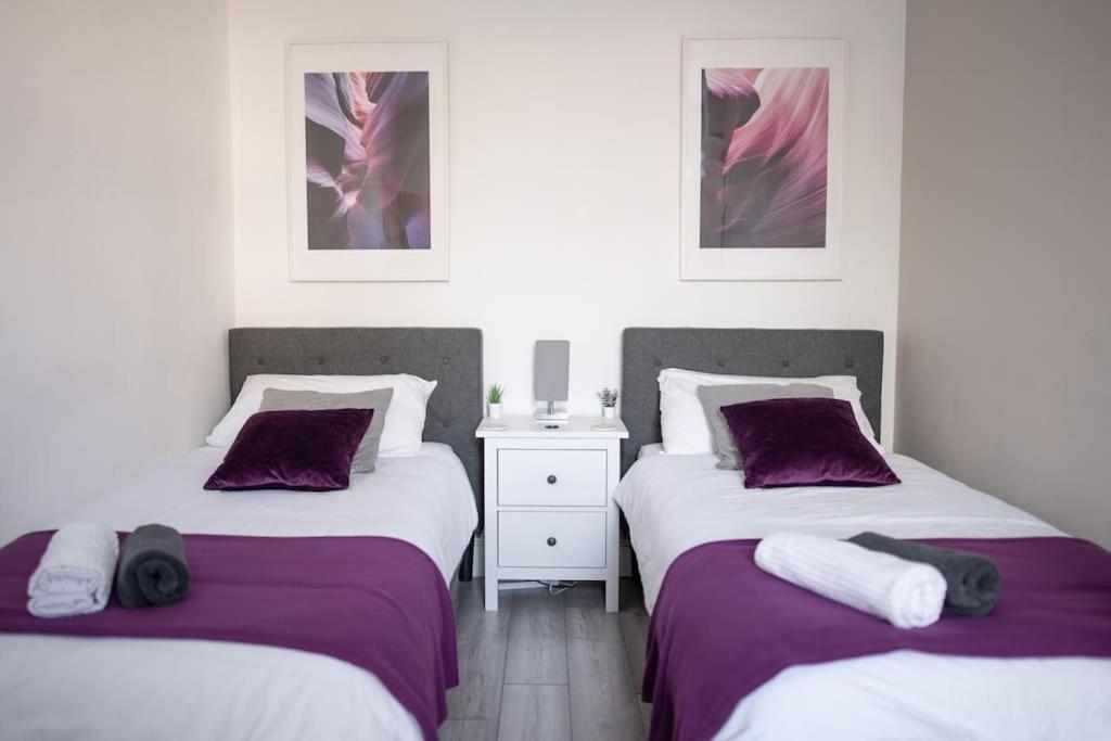 8 Bed, Comfortably Sleeps 10, 3 Bath House, 5 Mins Centre Manchester